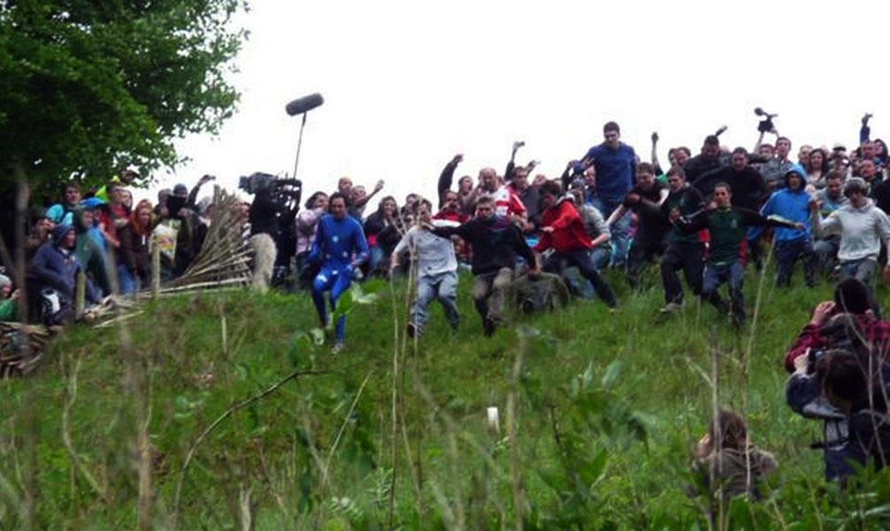 Coopers Hill Cheese Rolling - Photo: www.cheese-rolling.co.uk