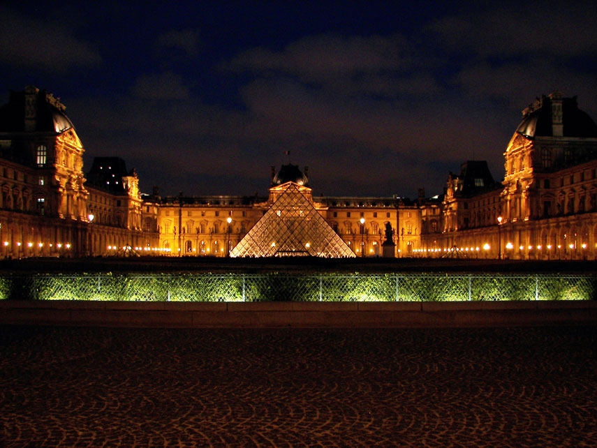 Louvre Pyramid (Pyramide du Louvre) - Photob by:  hurley_gurlie182