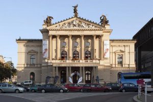 Prague State Opera - Photo: http: www.strunypodzimu.cz