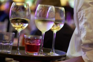 The wine waiter - Photo: Ongchinonn  [via pixabay.com]