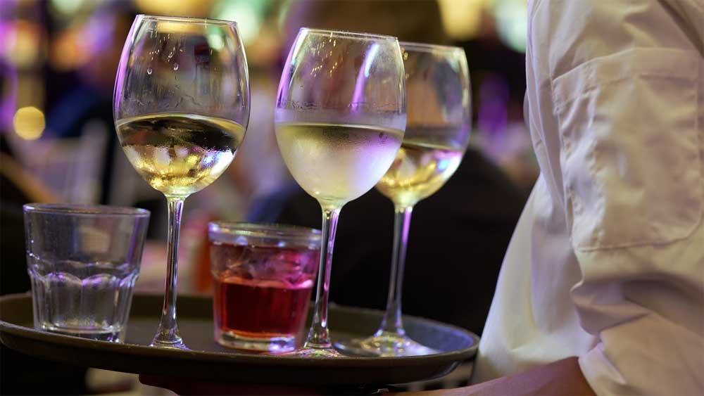 The wine waiter - Photo: Ongchinonn  [via pixabay.com]